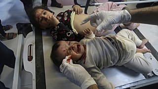 أطفال مصابون من جراء القصف الإسرائيلي يعالجون في مجمع الشفاء في غزة