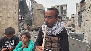 عماد الربيعة يعزف على الناي فوق أنقاض بيته