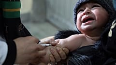 Un niño recibe la vacuna contra el sarampión en el Hospital Infantil Indira Gandhi, en Kabul, Afganistán, el lunes 15 de marzo de 2021.