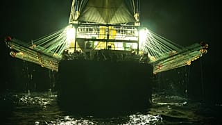 Chang Tai 802, un buque de bandera china, pesca calamares por la noche en alta mar frente a la costa occidental de Sudamérica en 2021.
