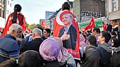 أنصار إردوغان يتجمعون قرب المسجد المركزي الجديد لرؤية الرئيس التركي في كولونيا