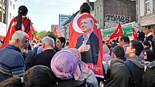 أنصار إردوغان يتجمعون قرب المسجد المركزي الجديد لرؤية الرئيس التركي في كولونيا