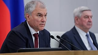 Спикер нижней палаты российского парламента Вячеслав Володин (слева) прибыл на заседание Государственной Думы в Москве, Россия, 17 ноября 23 г.