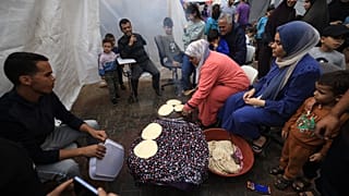 يلجأ سكان غزة إلى صناعة الخبر بأنفسهم