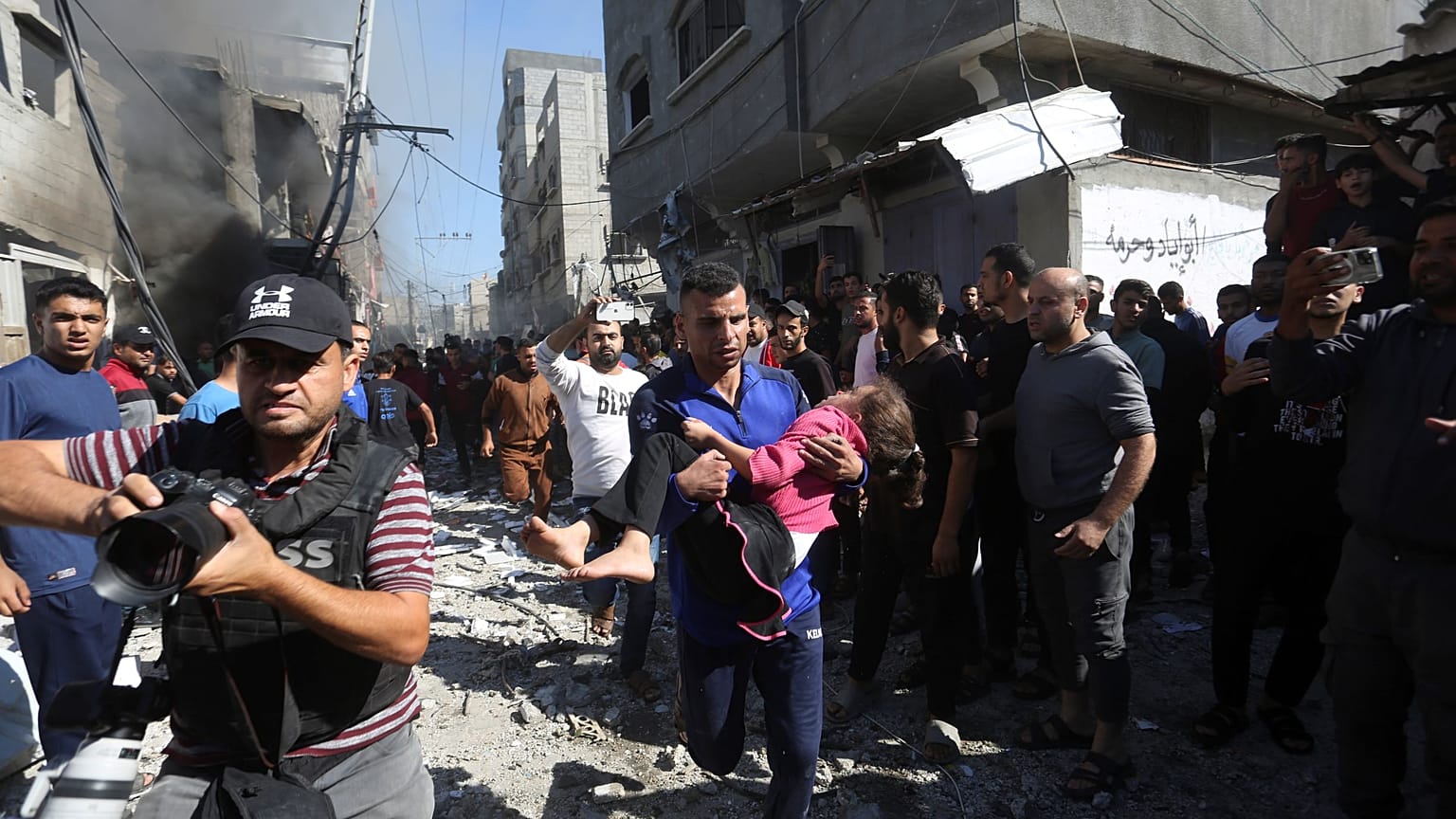 فلسطينيون ينقذون ناجين بعد غارة إسرائيلية على رفح