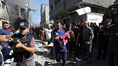 فلسطينيون ينقذون ناجين بعد غارة إسرائيلية على رفح