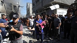فلسطينيون ينقذون ناجين بعد غارة إسرائيلية على رفح