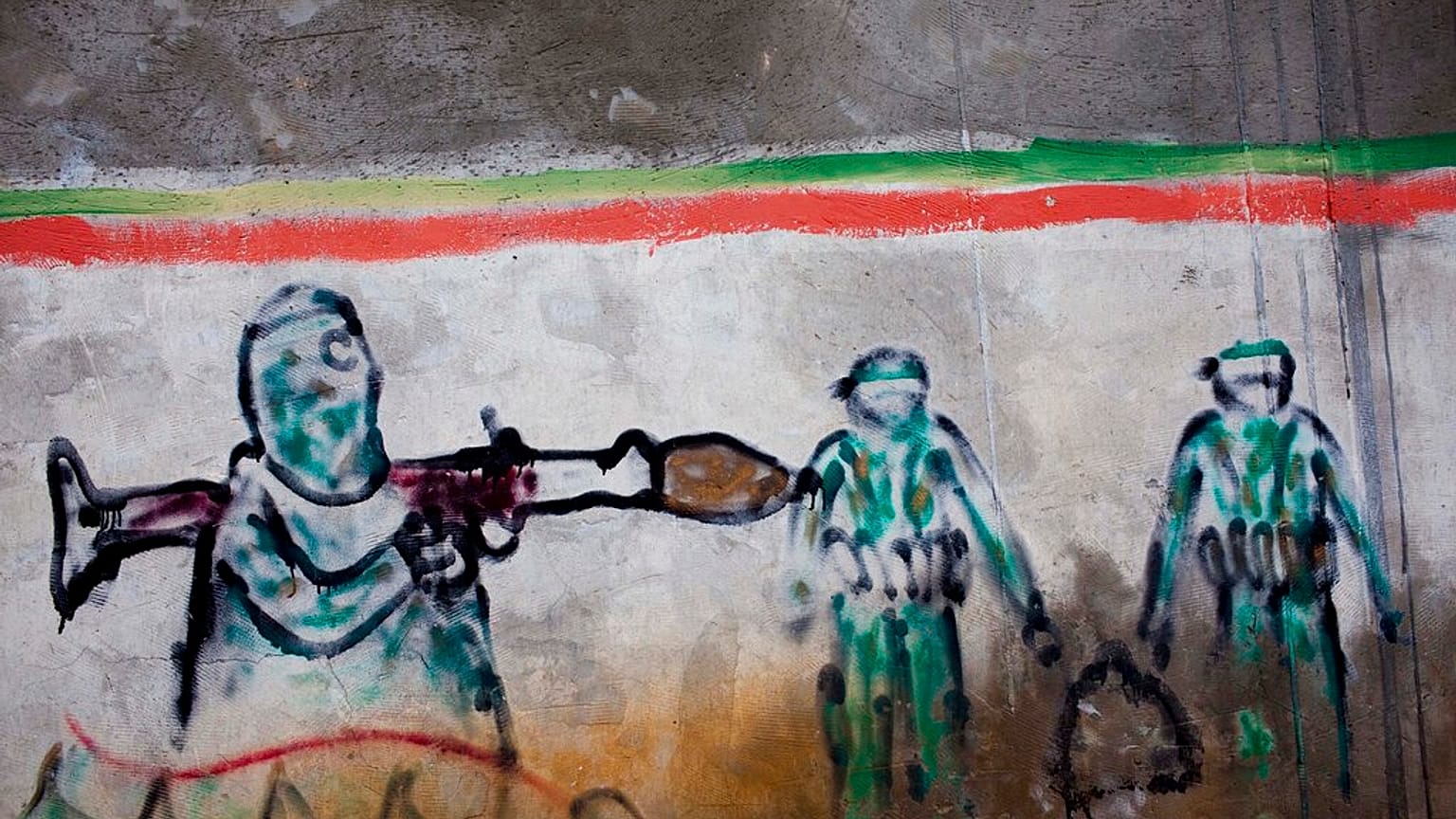 Graffiti raffiguranti militanti di Hamas su un muro a Gaza City, martedì 12 aprile 2011.