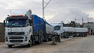 شاحنات تنتظر الدخول إلى قطاع غزة