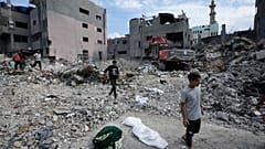 Miután Izrael bombázta a Bureiji-menekülttábort, a Meghari-család holttesteit gyűjtik össze november 14-én 