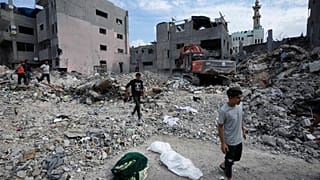 Miután Izrael bombázta a Bureiji-menekülttábort, a Meghari-család holttesteit gyűjtik össze november 14-én