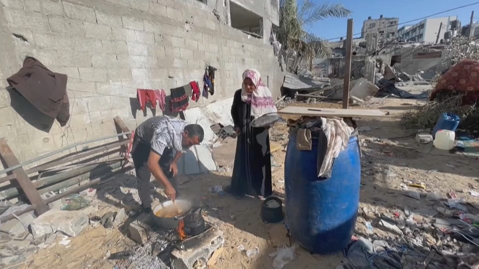Amal e Imed cocinando para su famila en las ruinas de lo que fue su hogar