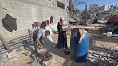 Amal e Imed cocinando para su famila en las ruinas de lo que fue su hogar