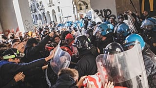 اشتباكات بين الشرطة والمضربين عن العمل في إيطاليا