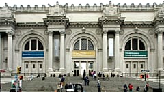 New York'taki Metropolitan Sanat Müzesi'nin ön girişi.