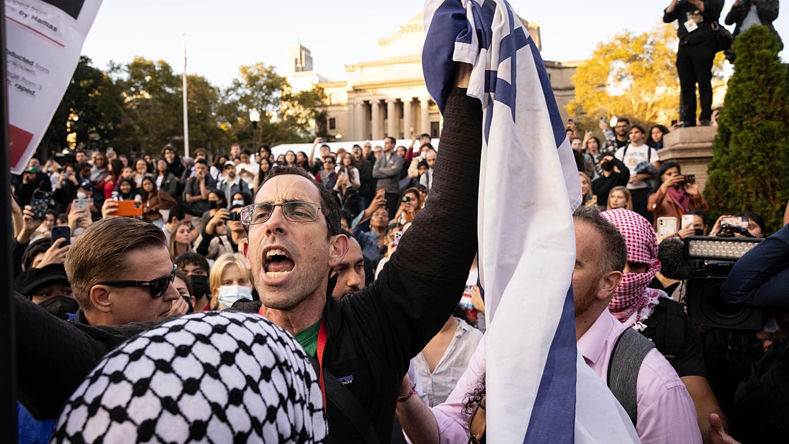 رجل مؤيد لإسرائيل يصرخ على متظاهرين مؤيدين لفلسطين في مظاهرة بجامعة كولومبيا في نيويورك
