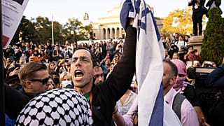 رجل مؤيد لإسرائيل يصرخ على متظاهرين مؤيدين لفلسطين في مظاهرة بجامعة كولومبيا في نيويورك