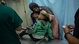 Família num hospital em Gaza