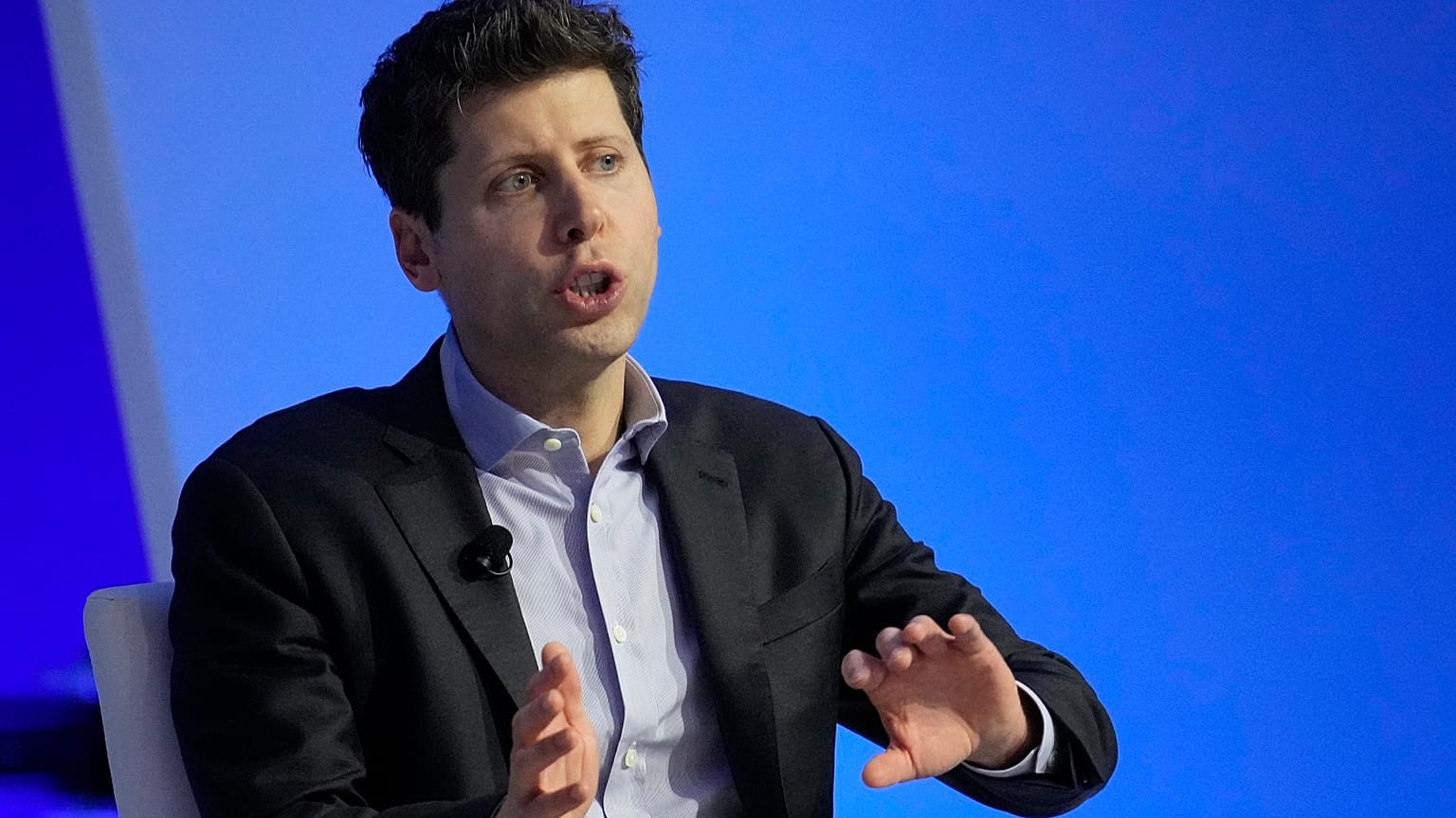 Open AI CEO'su Sam Altman, 16 Kasım 2023 Perşembe günü San Francisco'da düzenlenen Asya-Pasifik Ekonomik İşbirliği (APEC) CEO zirvesi sırasında bir tartışmaya katılıyor.