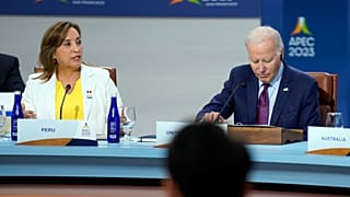 Dina Boluarte, presidenta de Perú, y Joe Biden, presidente de EE. UU., en la cumbre de la APEC en San Francisco.  