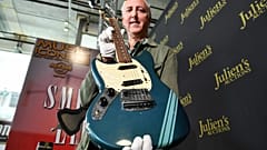 Diese Gitarre hatte Kurt Cobain auf der letzten Nirvana-Tour gespielt.