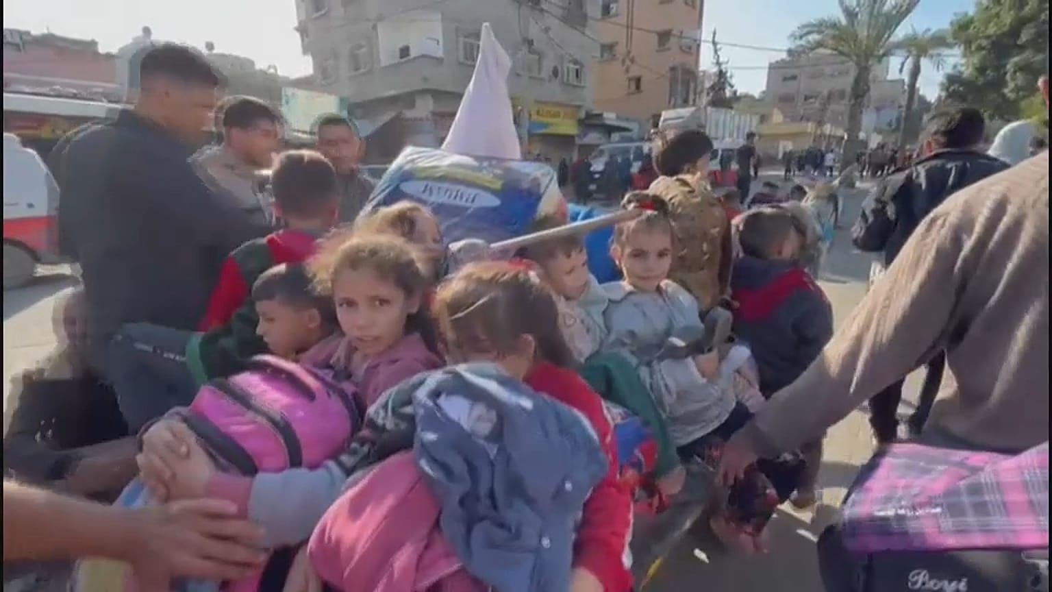 أطفال فلسطينيون يهجرون من مخيم جباليا قسرا 