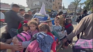 أطفال فلسطينيون يهجرون من مخيم جباليا قسرا 