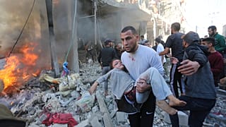 Palestinos rescatan a supervivientes tras un ataque israelí en Rafah, Franja de Gaza, viernes 17 de noviembre de 2023.