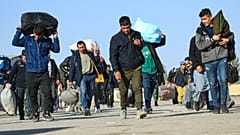 مهاجران غیرقانونی افغان در مسیر بازگشت از ایران در گذرگاه مرزی اسلام‌قلعه به تاریخ ششم نوامبر ۲۰۲۳