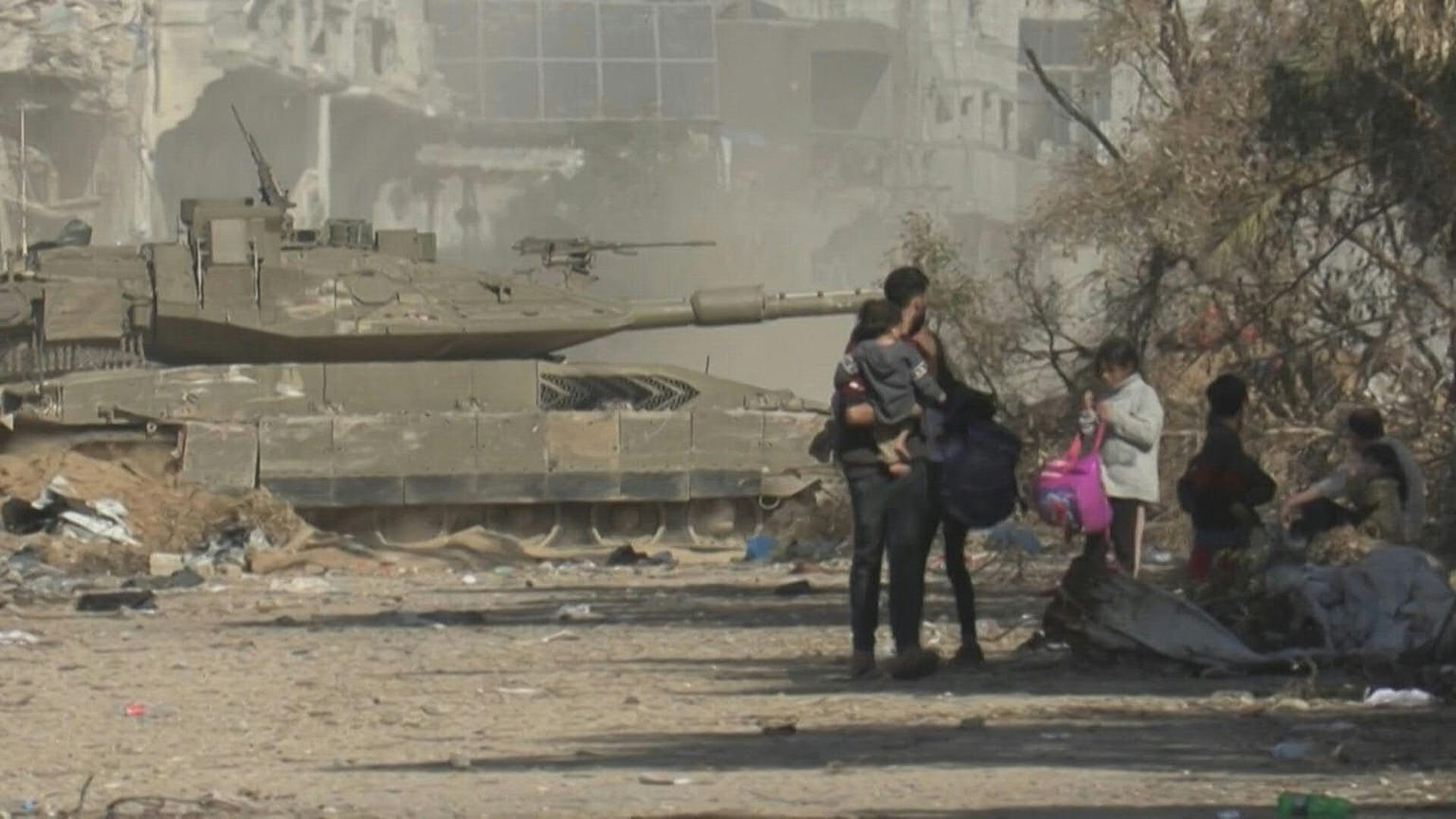 دبابة إسرائيلية في محيط مستشفى الشفاء في غزة