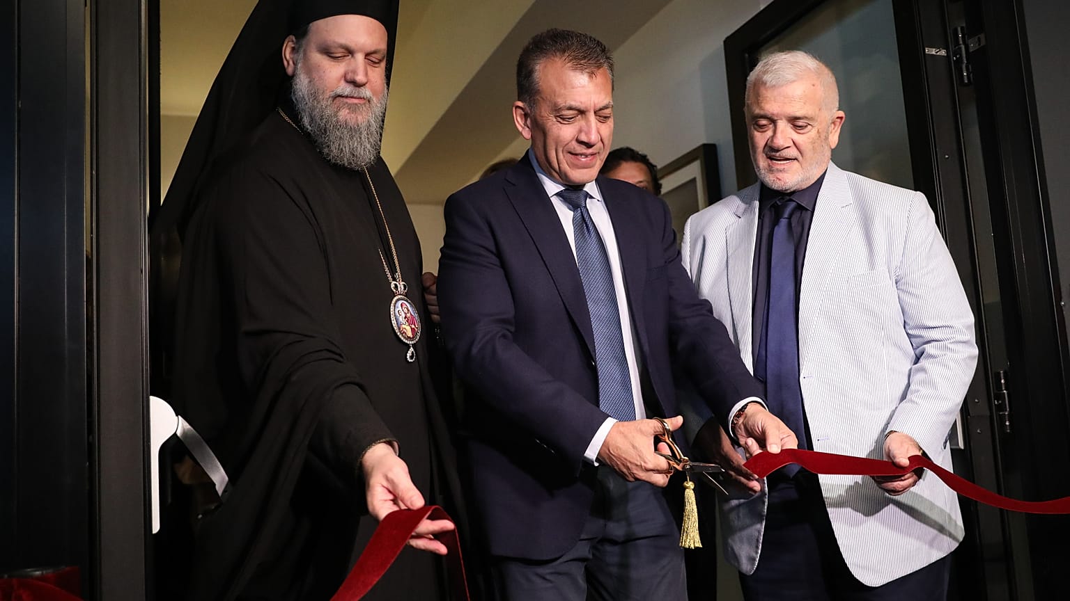 Ο Γ. ΒΡΟΥΤΣΗΣ ΚΟΒΕΙ ΤΗΝ ΚΟΡΔΕΛΑ ΠΑΡΟΥΣΙΑ ΤΟΥ ΜΗΤΡΟΠΟΛΙΤΗ ΓΑΒΡΙΗΛ ΚΑΙ ΤΟΥ ΔΗΜ. ΜΕΛΙΣΣΑΝΙΔΗ