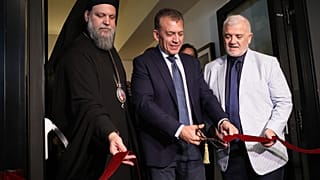 Ο Γ. ΒΡΟΥΤΣΗΣ ΚΟΒΕΙ ΤΗΝ ΚΟΡΔΕΛΑ ΠΑΡΟΥΣΙΑ ΤΟΥ ΜΗΤΡΟΠΟΛΙΤΗ ΓΑΒΡΙΗΛ ΚΑΙ ΤΟΥ ΔΗΜ. ΜΕΛΙΣΣΑΝΙΔΗ