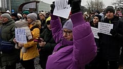 Hunderte Menschen demonstrieren in Helsinki gegen die Entscheidung der finnischen Regierung, die Grenze nach Russland teilweise zu schließen.
