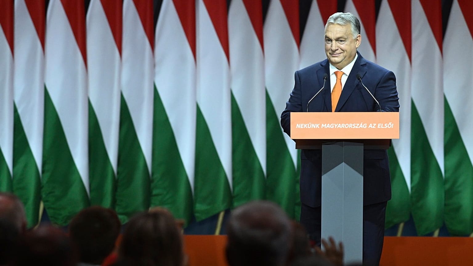 Viktor Órban, primeiro-ministro da Hungria, no congresso do Fidesz, após ser reeleito presidente do partido, 18 de novembro de 2023
