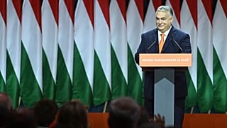 El primer ministro húngaro, Viktor Orban, pronuncia un discurso tras ser reelegido presidente del partido gobernante húngaro Fidesz en Budapest, 18/11/2023