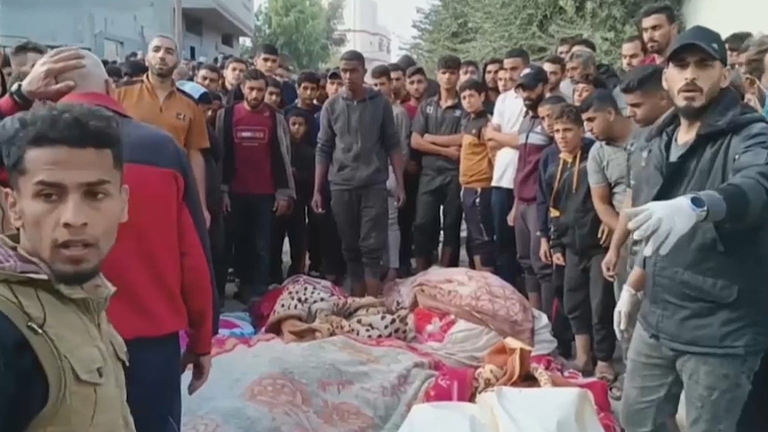 فلسطينيون وسط الحطام والجثث عقب قصف إسرائيلي لمخيم النصيرات في غزة
