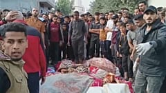 فلسطينيون وسط الحطام والجثث عقب قصف إسرائيلي لمخيم النصيرات في غزة