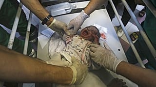 رضيع في مستشفى الشفاء قبل إخلائه