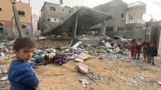 طفل يقف على أنقاض بيته المهدم في رفح