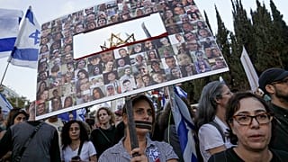 Las familias de los rehenes siguen presionando al Gobierno israelí para que cierre el trato.