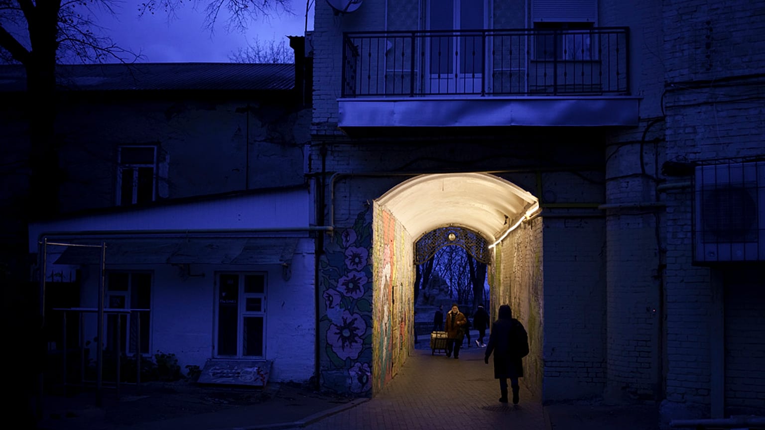 Un grupo de personas caminan por Kiev.