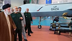 Ayatollah Ali Chamenei im Luft- und Raumfahrtzentrum der Revolutionsgarden in Teheran.