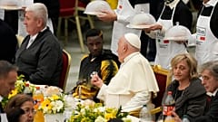 El papa Francisco durante el almuerzo que organizó el 19 de noviembre para la Jornada Mundial de los Pobres.