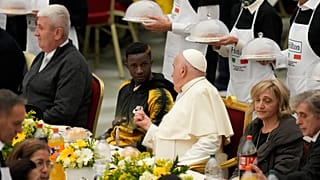 El papa Francisco durante el almuerzo que organizó el 19 de noviembre para la Jornada Mundial de los Pobres.