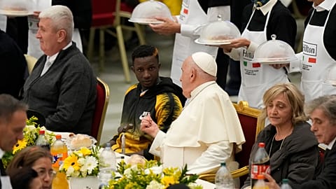 El papa Francisco durante el almuerzo que organizó el 19 de noviembre para la Jornada Mundial de los Pobres.