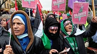 Miles de personas marcharon el domingo 19 de noviembre por las calles de París por la paz en Oriente Medio.