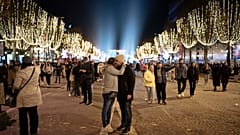 Ζευγάρι παρακολουθεί τα εγκαίνια της τελετής φωταγώγησης της λεωφόρου Champs Elysee για την περίοδο των Χριστουγέννων, στο Παρίσι, Κυριακή, 19 Νοεμβρίου 2023