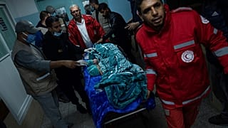 المسعفون يجهزون الأطفال الخدج لنقلهم إلى مصر بعد إجلائهم من مستشفى الشفاء في مدينة غزة إلى مستشفى في رفح بقطاع غزة  20 تشرين الثاني نوفمبر 2023