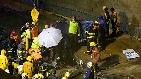 Les secours tentent de dégager les véhicules pris au piège sous un mur qui s’est effondré sur une avenue, à l’entrée d’un tunnel, à Saint-Domingue, le 18 novembre 2023