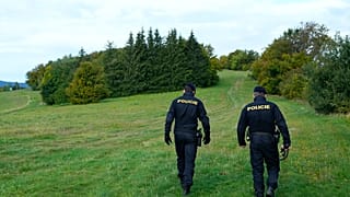 Policías de la República Checa caminan a lo largo de la frontera con Eslovaquia cerca de Stary Hrozenkov, el 29 de septiembre de 2022.